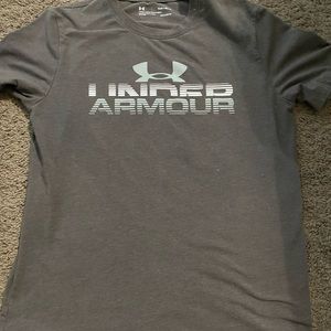 Gray Under Armour tee youth large in excellent condition